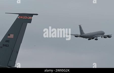 Il personale addetto alla manutenzione del 155th Air Refueling Wing ha sfidato le temperature fredde e il freddo del vento per portare in aria due KC-135 Stratotanker, il 26 marzo 2024, presso la base aerea della Guardia Nazionale di Lincoln, Nebraska. Gli equipaggi lavoravano in mezzo alle previsioni meteorologiche invernali di raffiche di vento a 20 km/h e temperature nei ragazzi più bassi. (Foto della U.S. Air National Guard del Master Sgt. R. Denise Mommens) Foto Stock