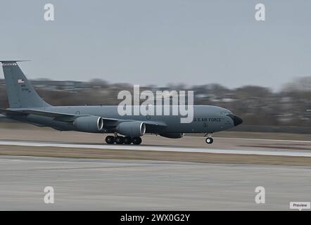 Il personale addetto alla manutenzione del 155th Air Refueling Wing ha sfidato le temperature fredde e il freddo del vento per portare in aria due KC-135 Stratotanker, il 26 marzo 2024, presso la base aerea della Guardia Nazionale di Lincoln, Nebraska. Gli equipaggi lavoravano in mezzo alle previsioni meteorologiche invernali di raffiche di vento a 20 km/h e temperature nei ragazzi più bassi. (Foto della U.S. Air National Guard del Master Sgt. R. Denise Mommens) Foto Stock