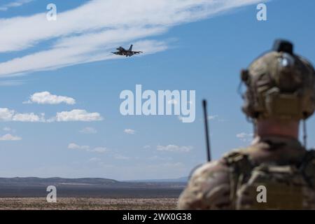 Un F-16 Viper dell'8th Fighter Squadron presso la Holloman Air Force base, New Mexico, conduce manovre di supporto aereo ravvicinato guidate da specialisti del gruppo di controllo aereo tattico della 7th Air Support Operations durante l'operazione Sandlot a Fort Bliss, New Mexico, 14 marzo 2024. Gli allievi piloti di F-16 hanno lavorato insieme a vari aerei durante l'esercitazione di addestramento di tre giorni. (Foto U.S. Air Force di Airman 1st Class Bob Teichmann) Foto Stock