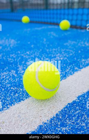 palline in un campo da paddle tennis blu, sport con racchette Foto Stock