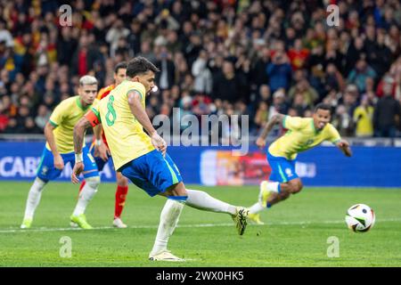 Madrid, Spagna. 27 marzo 2024. Il brasiliano Lucas Paqueta segna un gol di rigore per pareggiare al 96° minuto durante la partita Spagna-Brasile allo stadio Bernabeu di Madrid, Spagna (Richard Callis/SPP) credito: SPP Sport Press Photo. /Alamy Live News Foto Stock