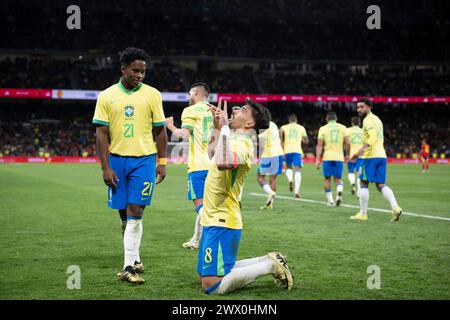 Madrid, Spagna. 27 marzo 2024. Il brasiliano Lucas Paqueta festeggia con Endrick dopo aver segnato un rigore per livellare la partita 3-3 al 96 ° minuto durante la partita Spagna contro Brasile all'Estadio Bernabeu di Madrid, Spagna (Richard Callis/SPP) credito: SPP Sport Press Photo. /Alamy Live News Foto Stock