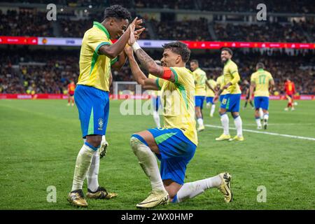 Madrid, Spagna. 27 marzo 2024. Il brasiliano Lucas Paqueta festeggia con Endrick dopo aver segnato un rigore per livellare la partita 3-3 al 96 ° minuto durante la partita Spagna contro Brasile all'Estadio Bernabeu di Madrid, Spagna (Richard Callis/SPP) credito: SPP Sport Press Photo. /Alamy Live News Foto Stock