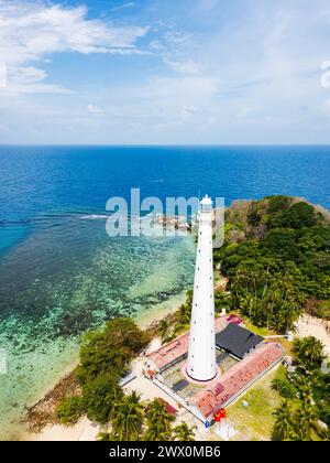 Vista della spiaggia e delle isole di Belitung con il faro dell'isola di Lengkuas. Splendida vista aerea delle isole, delle barche, del mare e delle rocce di Belitung, Indonesia Foto Stock