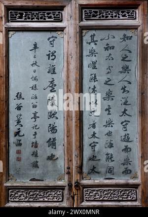 Scrittura cinese sui vetri delle porte dei mobili nella città antica di Xidi a Huangshan, Cina. Foto Stock