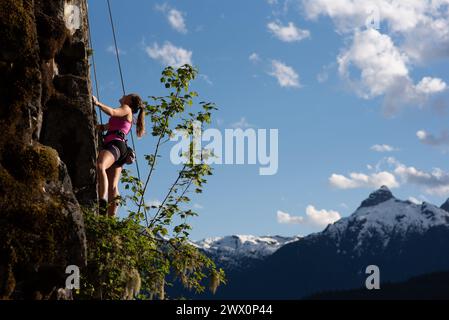 Donna arrampicata nell'area 44 vicino a Squamish, British Columbia, Canada Foto Stock