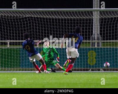 St Georges Park, Regno Unito. 26 marzo 2024. Gol per la Francia durante le qualificazioni al Campionato europeo UEFA tra Inghilterra U17 e Francia U17 a St Georges Park, Burton, Staffordshire, sabato 26 marzo 2024 | foto: Jayde Chamberlain/SPP. Jayde Chamberlain/SPP (Jayde Chamberlain/SPP) credito: SPP Sport Press Photo. /Alamy Live News Foto Stock