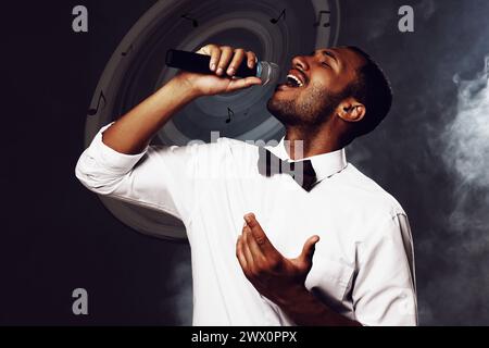 Poster delle prestazioni del cantante, design elegante. Uomo con microfono su sfondo scuro Foto Stock