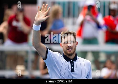 MIAMI GARDENS, FLORIDA - MARZO 26: Nicolas Jarry del Cile celebra la sua vittoria contro Casper Ruud della Norvegia durante la partita dell'11° giorno del Miami Open all'Hard Rock Stadium il 26 marzo 2024 a Miami Gardens, Florida. (Foto di Mauricio Paiz) Foto Stock