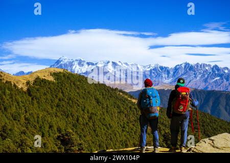 Camminate in montagna. Vette panoramiche dell'Himalaya, il Monte Trishul, Mt Nanda Ghunti, Mt. Khamet. A un'altitudine di 3800 m. sul Bramhatal Trek, Uttarakhand, India. Foto Stock