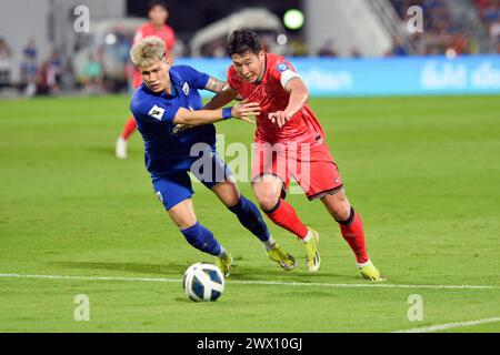 Bangkok, Thailandia. 26 marzo 2024. Son Heung min (R) della Corea del Sud affronta con Suphanan Bureerat della Thailandia durante la partita del gruppo C delle qualificazioni asiatiche ai Mondiali di calcio 2026 a Bangkok, Thailandia, 26 marzo 2024. Crediti: Rachen Sageamsak/Xinhua/Alamy Live News Foto Stock