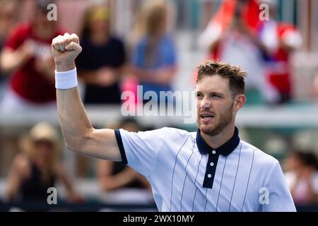 MIAMI GARDENS, FLORIDA - MARZO 26: Nicolas Jarry del Cile celebra la sua vittoria contro Casper Ruud della Norvegia durante la partita dell'11° giorno del Miami Open all'Hard Rock Stadium il 26 marzo 2024 a Miami Gardens, Florida. (Foto di Mauricio Paiz) Foto Stock