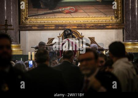 Madrid, Spagna. 26 marzo 2024. Il Santo Cristo della fede, popolarmente conosciuto come Cristo degli alberdieri, è portato sulle spalle dei fratelli della Cattedrale militare di Madrid. Questo martedì Santo, con la minaccia della pioggia e il rischio di sospensione a causa del maltempo, il Santísimo Cristo de la Fe, popolarmente noto come Cristo de los Alabarderos, ha trasformato la cattedrale militare di Madrid al Palazzo reale. Credito: SOPA Images Limited/Alamy Live News Foto Stock