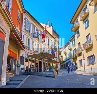 Le case colorate sulla stretta via della Motta nel centro storico di Locarno, in Svizzera Foto Stock