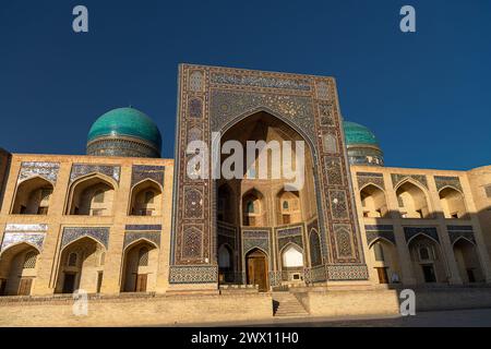 Ammira la moschea poi Kalon e il minareto al tramonto, Bukhara, Uzbekistan. Foto Stock