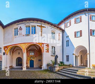 Panorama del chiostro storico del Santuario della Madonna del Sasso, situato sul Sacro Monte a Orselina, Ticino, Svizzera Foto Stock