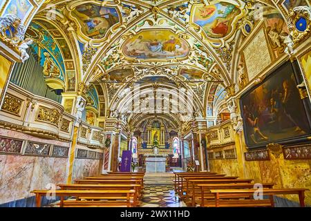 ORSELINA, SVIZZERA - 26 MARZO 2022: L'altare maggiore dell'iconica chiesa barocca di Santa Maria Assunta nel Santuario della Madonna del Sasso, Orselina, Swit Foto Stock