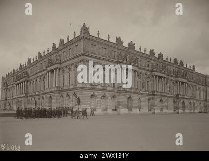 La Reggia di Versailles, vista che mostra l'esterno della Galleria di vetro CA. Aprile 1919 Foto Stock