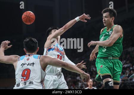 Pechino, la provincia cinese del Liaoning. 26 marzo 2024. Zhao Jiwei (R) di Liaoning Flying Leopards passa la palla durante il 48 ° turno match tra Xinjiang Flying Tigers e Liaoning Flying Leopards alla stagione 2023-2024 della Chinese Basketball Association (CBA) League a Shenyang, nella provincia di Liaoning della Cina nord-orientale, 26 marzo 2024. Crediti: Pan Yulong/Xinhua/Alamy Live News Foto Stock