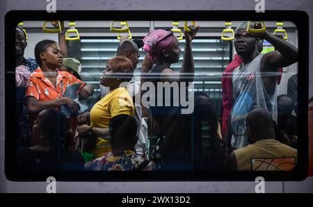 (240327) -- PECHINO, 27 marzo 2024 (Xinhua) -- le persone prendono un treno della linea blu Lagos Rail Mass Transit (LRMT) a Lagos, Nigeria, 29 febbraio 2024. Intrapresa dalla China Civil Engineering Construction Corporation (CCECC) nel luglio 2010 e completata nel dicembre 2022, la prima fase del corridoio della linea blu Lagos Rail Mass Transit (LRMT) si estende per 13 km e copre cinque stazioni. Ha iniziato l'attività commerciale nel settembre del 2023. Come progetto simbolico della Belt and Road Initiative, il progetto Blue Line è il primo progetto ferroviario elettrificato e ferroviario leggero trasversale in Africa occidentale. (Xinhua/Han Xu) Foto Stock