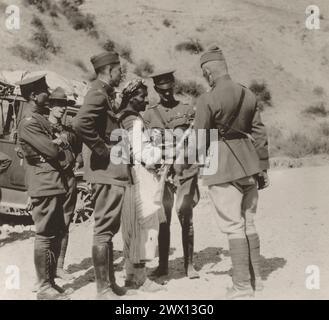 Didascalia originale: Il generale Harbord e Moseley ispezionano un fucile arabo. Il viaggio di ispezione del generale Harbord in Turchia CA. 1919 Foto Stock