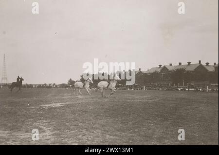 EVENTI SPORTIVI A FORT MYER, VIRGINIA. Arrivo della Slow Mule Race, tenente Seibert in testa CA. 1920 Foto Stock