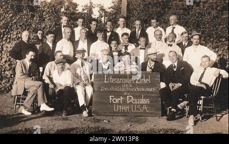 Campo di internamento tedesco, ft. Douglas, Utah. Gruppo di tedeschi internati nel campo di internamento di ft. Douglass, Utah. Una delle classi educative ca. 1918 Foto Stock