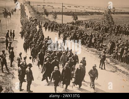 I prigionieri di guerra tedeschi marciarono verso le retrovie, dopo essere stati catturati durante l'agosto 1918 nell'offensiva britannica contro il fronte occidentale ca. 1918 Foto Stock