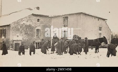 I soldati americani scagliano neve dalle strade di Damblain, Francia ca. 1917 o 1918 Foto Stock