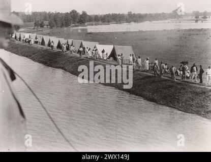 Didascalia originale: Mississippi River Flood, 1927. Rifugiati a Levee tra New Orleans e Baton Rouge, la. CA. 1927 Foto Stock