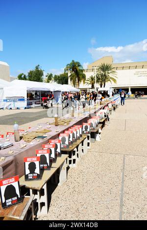 Un'installazione di un tavolo da pranzo di sabato con sedie per gli ostaggi a Gaza in Piazza degli ostaggi, Tel-Aviv, Israele. Foto Stock