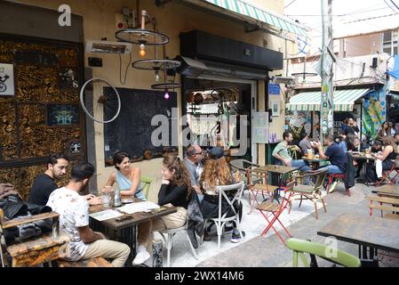 Il vivace Albert 1943 Bar & Restaurant presso il mercato Carmel a Tel-Aviv, Israele. Foto Stock