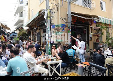 Il vivace Albert 1943 Bar & Restaurant presso il mercato Carmel a Tel-Aviv, Israele. Foto Stock