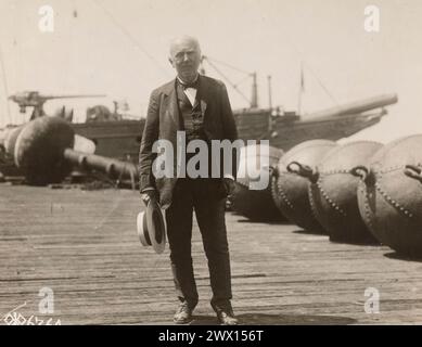 Thomas Edison al lavoro alla stazione navale di Key West, dove è impegnato in lavori sperimentali segreti CA. 1918 Foto Stock