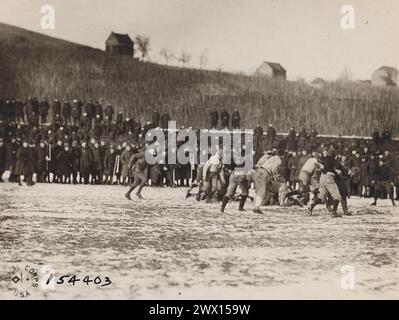 Partita di football tra il 90th Div e il 7th Army Corps. Punteggio 20 a 0, a favore della 90a Divisione Berncastle, Cues, Germania CA. 1919 Foto Stock