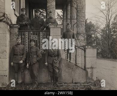 Generale di brigata Douglas MacArthur; maggiore Walter B. Wolf, capo di stato maggiore; tenente W.H. Wright; capitano W. Hill; fila inferiore, tenente R. H. Weller: tenente Louis Bonn, addetto dell'esercito francese; capitano P.W. Bayard, aiutante del generale MacArthur, 42a divisione "arcobaleno". Sinzig, Prussia renana, Germania ca. 1919 Foto Stock