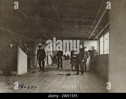 IL PRESIDENTE WILSON E L'AMMIRAGLIO Grayson giocano a shuffleboard a bordo della U.S.S. George Washington, in viaggio verso Parigi, Francia, CA. Marzo 1919 Foto Stock