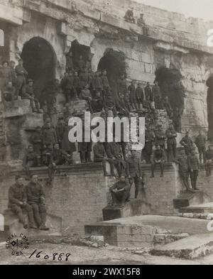 I soldati stanno sulle rovine di un'arena, costruita dai romani tra gli anni 138 e 150 d.C., per guardare i soldati giocare una partita di baseball; Nimes, Gard, France ca. 1919 Foto Stock