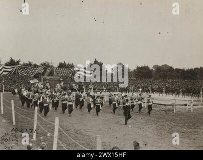 Grande ingresso di artisti guidati dalla band di Ali Baba e i Forty Thieves. First U.S. Division Circus; Colonia, Germania, CA. Agosto 1919 Foto Stock