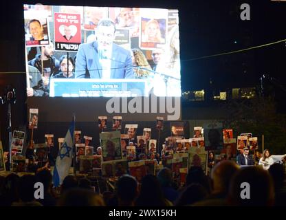 16 marzo 2024, Tel-Aviv, Israele. Migliaia di sostenitori si sono radunati nella piazza degli ostaggi chiedendo il rilascio degli ostaggi israeliani a Gaza. Foto Stock