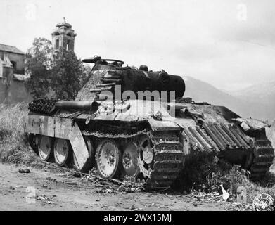 Didascalia originale: 'V Esercito, zona Torre tre Ponti, Italia. Distrutto "Tiger" [Panther MK V] Tank, Route 7, appena fuori Torre tre Ponti." ca. 1944 Foto Stock