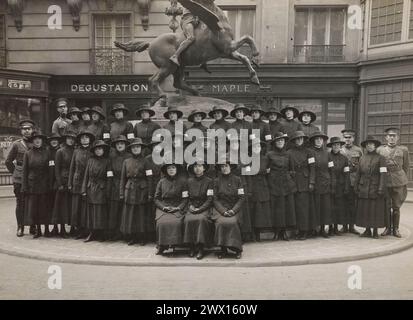 Didascalia originale: Le telefonate americane fotografate all'arrivo per "ciao" in Francia. Sanno tutti parlare inglese e francese. ca. 1918 Foto Stock