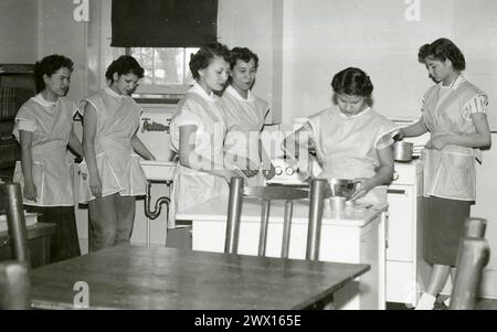 Studentesse in una classe di economia domestica in una scuola indiana nel South Dakota CA. (probabilmente) 1953 Foto Stock