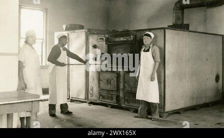 I ragazzi imparano ad usare i forni nella cucina di una scuola indiana nel South Dakota CA. 1935 Foto Stock