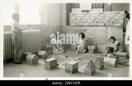 Giovani studenti di seconda elementare che imparano i vicoli in una scuola indiana in South Dakota, California. 1926-1956 (probabilmente 1930 o 1940) Foto Stock