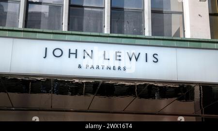 Londra, Regno Unito - 23 marzo 2024: John Lewis e i partner firmano a Londra. REGNO UNITO. John Lewis and Partners è un marchio britannico di servizi di fascia alta Foto Stock