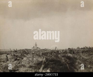 I tedeschi bombardano il villaggio di Rambucourt, i proiettili cadono sulla chiesa. Rambucourt, Mosa, Francia CA. Aprile 1918 Foto Stock