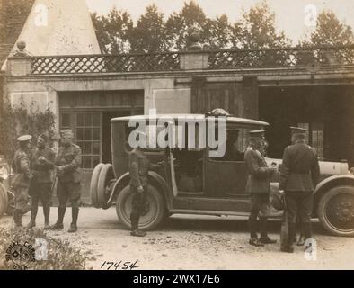 Il generale John G. Pershing conversando con il maggiore generale J.T. Dickman e con gli ufficiali di stato maggiore della terza divisione presso il quartier generale della terza divisione a la Boultre Chateau France CA. 1918 Foto Stock