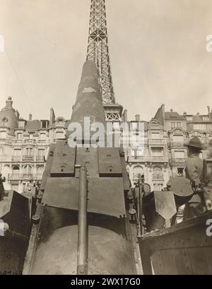 Un cannone ferroviario tedesco da 200 mm catturato dagli australiani nell'ultimo successo britannico sulla somme. La Torre Eiffel sullo sfondo; Parigi, Francia ca. 1918 Foto Stock