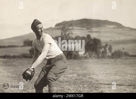 L'eroico giocatore di baseball Hank Gowdy che lanciò un giocatore di baseball, un giocatore dei Boston Braves, fu il primo giocatore professionista ad arruolarsi nella prima guerra mondiale e anche l'unico ad arruolarsi sia nella prima guerra mondiale che nella seconda guerra mondiale, qui visto vicino a Sommercourt, in Francia, California. 1918 Foto Stock